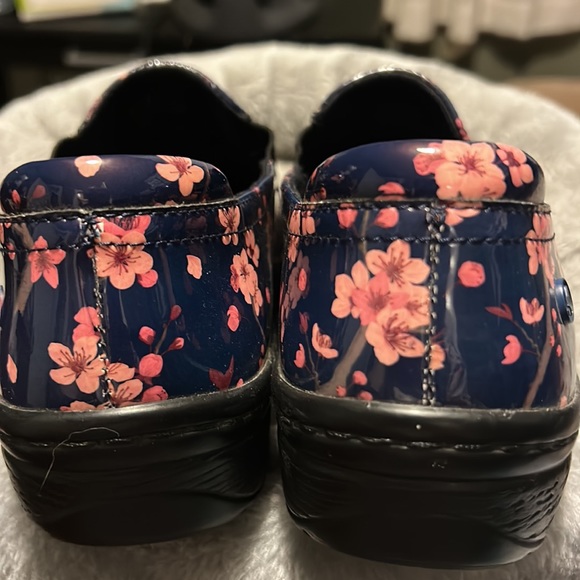 Klogs size 8 - Picture 3 of 7